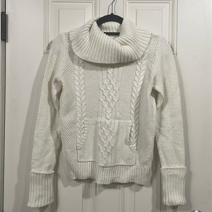 Beautiful white knitted cable sweater. Size M to L. Long cuffs & front pocket!